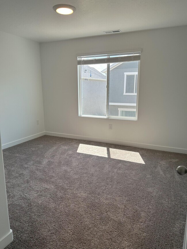 Building Photo - 613 N Pear Dr