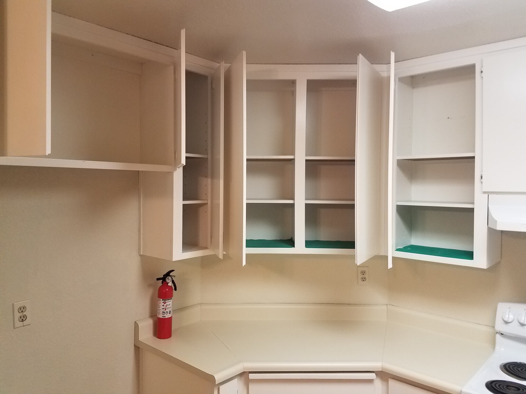 Kitchen cabinets - 118 W Beverly Pl