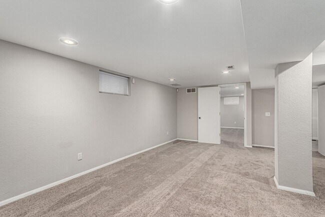 Building Photo - 1463L Dahlia St