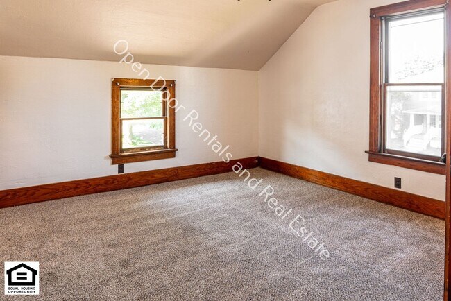Building Photo - 1320 S Van Buren St