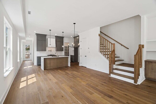 Building Photo - "Chic Nashville Townhouse: 3 Beds, 3 Baths, with Granite Elegance & Cozy Fireplace!"