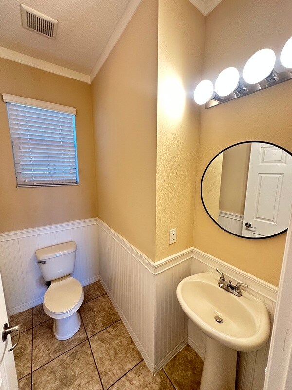 Building Photo - 2412 Seven Oaks Dr