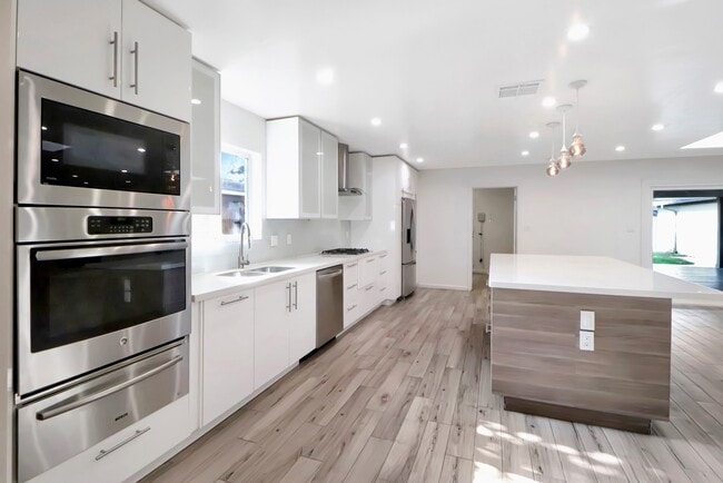 Building Photo - 5602 Sylmar Rd