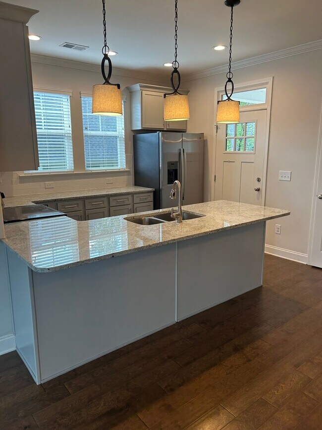 Building Photo - Greenville, 3BD/2.5, 1641SF