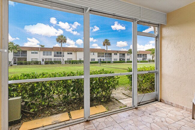Building Photo - 9855 Sandalfoot Blvd