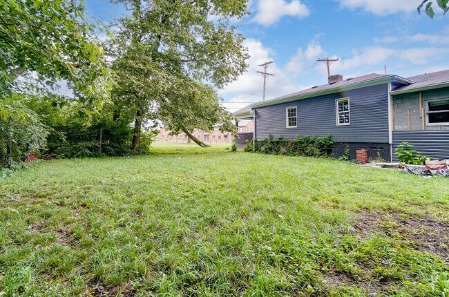 Building Photo - Two Bedroom, Two Bath in Dayton!