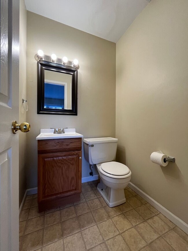 Building Photo - Spacious 2 Bedroom, 1.5 Bath