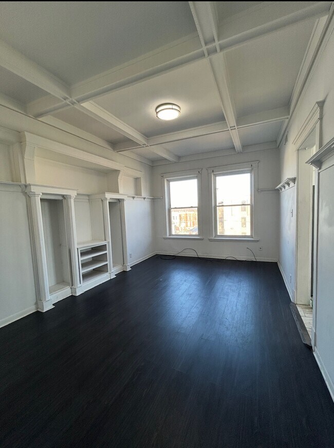 Building Photo - 704 W Garfield Blvd