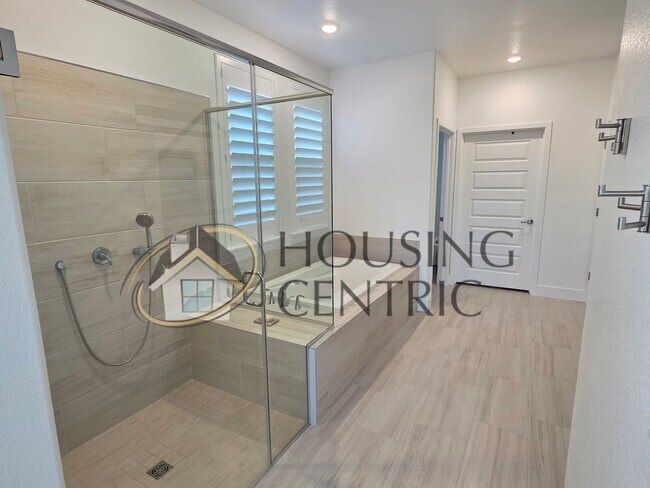 Building Photo - Executive Single Story Rental in HIGHLY DESIRABLE Heritage 55+ Community!