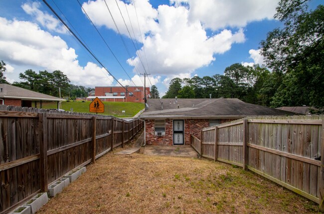 Building Photo - Midtown Living with Modern Conveniences – Prime Little Rock Location!
