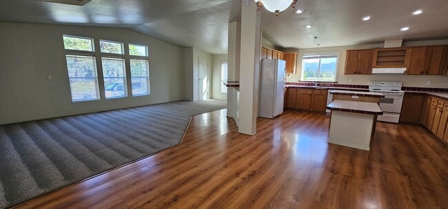 Building Photo - Horse Property on 2.5 Acres Minutes to Downtown Grants Pass