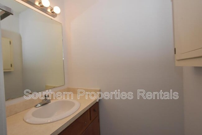 Building Photo - 400 N Steele St