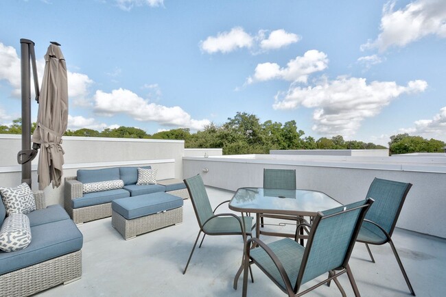 Building Photo - South Austin 3x3.5 Townhome @Bluebonnet Lane