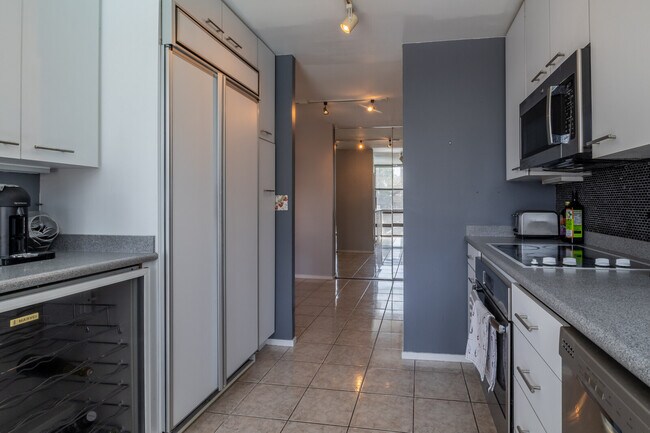 Building Photo - 1660 N La Salle Dr