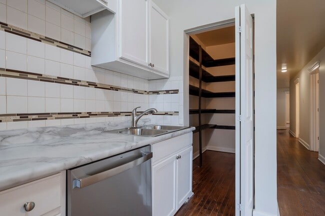 Building Photo - Sunny Spacious 3 Bedroom 1 Bathroom