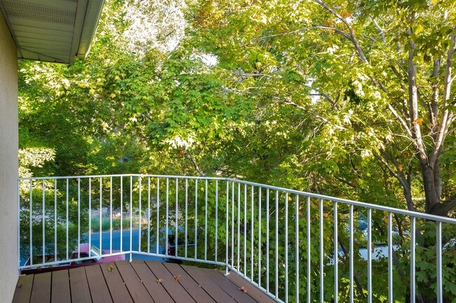 Building Photo - Top Floor Provo condo w private balcony