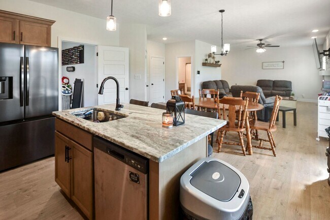 Building Photo - Pet Friendly Four Bedroom!