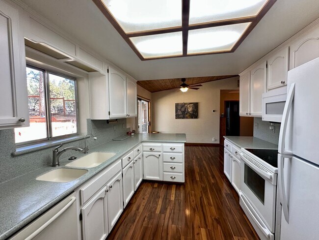 Building Photo - Gorgeous Confidence Home!!