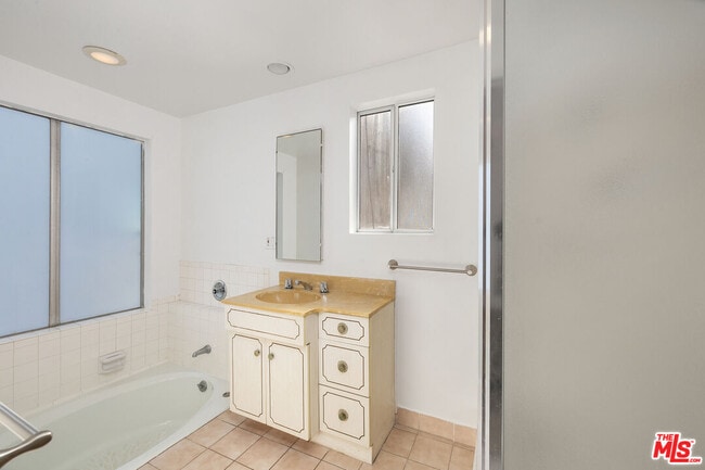 Building Photo - 312 S Maple Dr