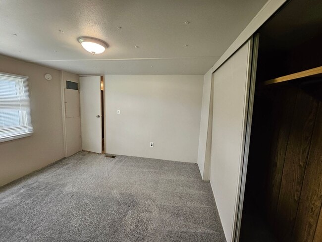 Building Photo - Charming 3BR/1BA in Eagle Creek – W/D, Yar...