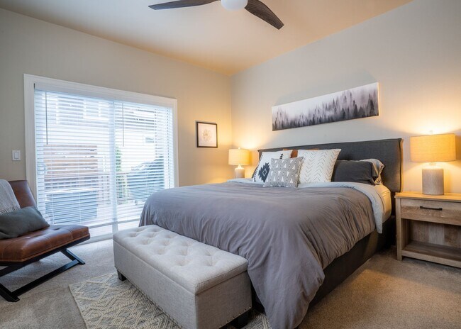 Building Photo - Amazing Updated Braeburn Townhome close to all Bend has to offer!