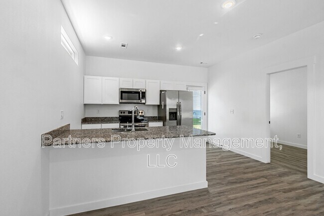 Building Photo - 881 Ventnor Ave