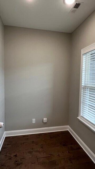 Building Photo - 564 NE Bellingham Dr