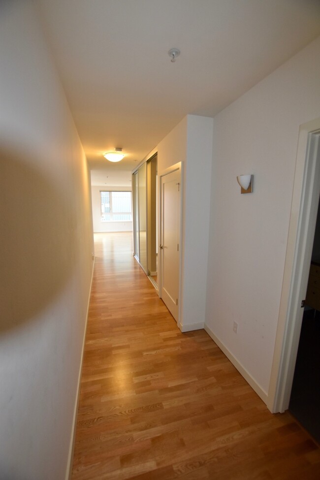 Building Photo - Spacious 1 Bedroom Belltown Condo - Availa...