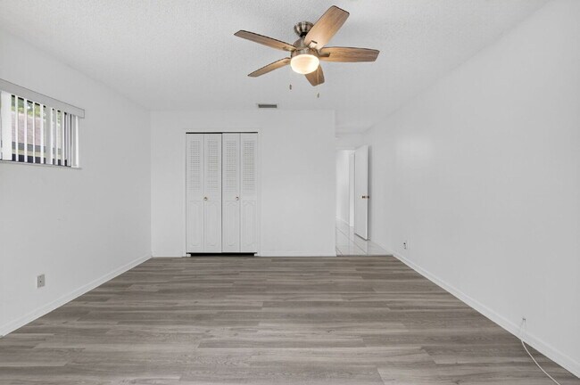 Building Photo - "Spacious 2-Bed, 2-Bath Boynton Beach Gem with Modern Granite Elegance – 1400 Sq Ft!"