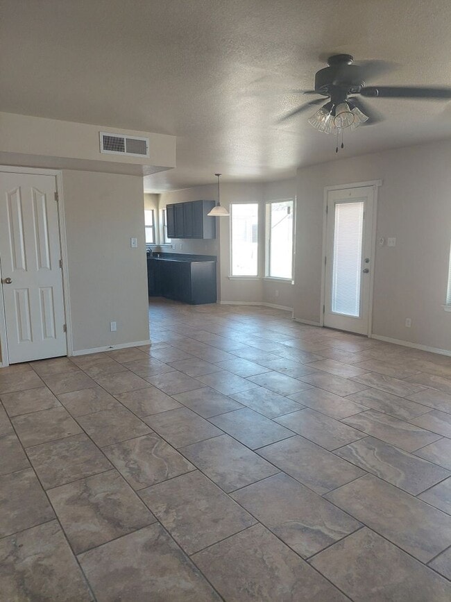 Building Photo - 3 bedroom 2 bathroom beautiful rental ! Available November