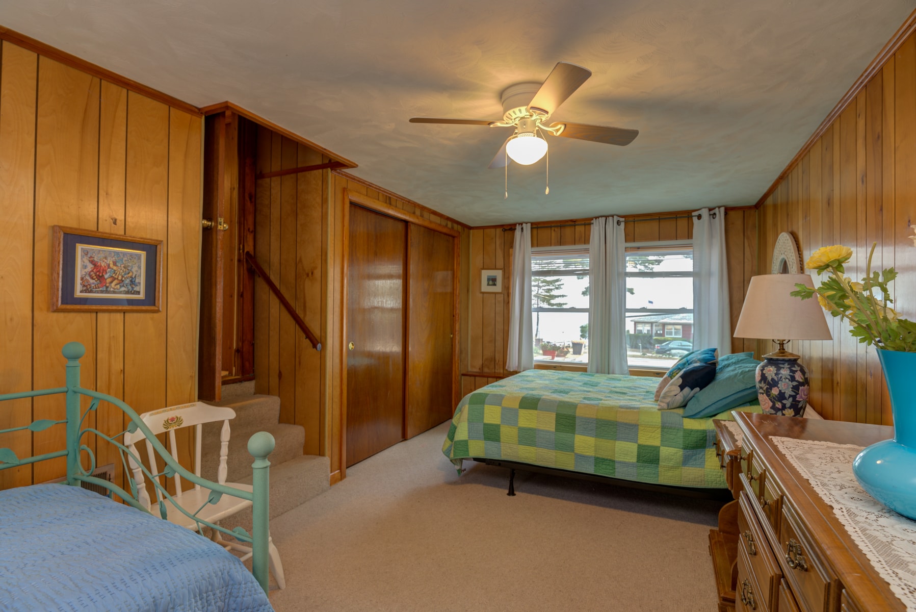 LARGE BEDRROM 1 QUEEN - 1522 Richville Rd