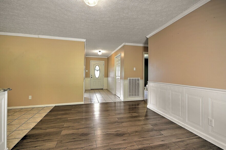 Building Photo - 185 Woodland Cir
