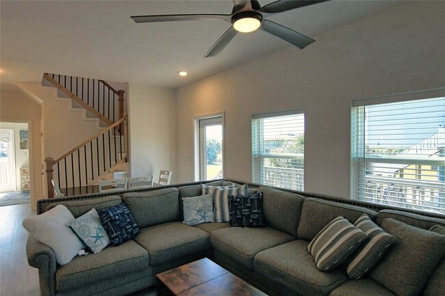 Building Photo - 14146 Miramar Dr
