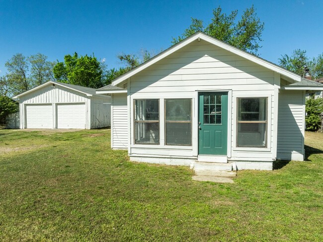 Building Photo - Freshly Updated 3 Bedroom Home