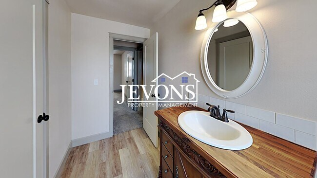 Building Photo - Spacious home with fully equipped kitchen and 2-car garage near Stewart Park
