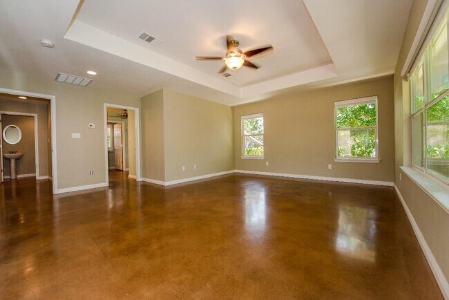 Building Photo - 5640 Oak Blvd
