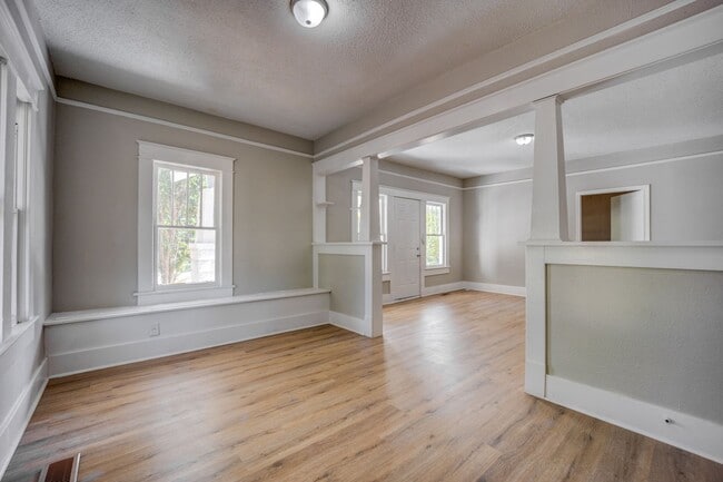 Building Photo - Freshly Updated 2 Bedroom House