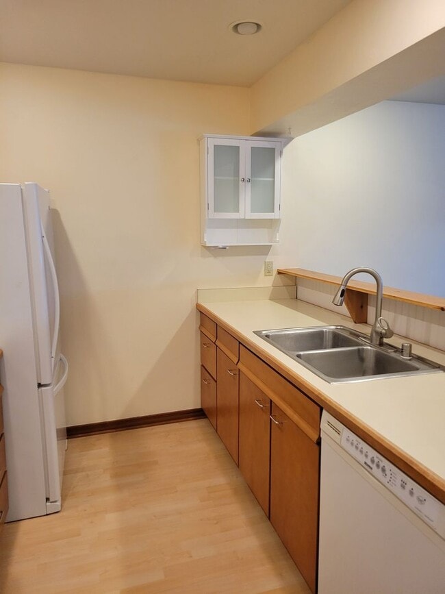 Building Photo - 2BD Condo Located in Charming Neighborhood...