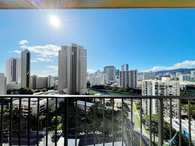 Building Photo - Downtown Waikiki 1/1 with Central A/C.  Re...