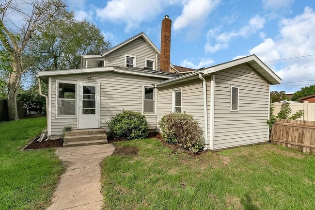 Building Photo - 320 9th Ave N