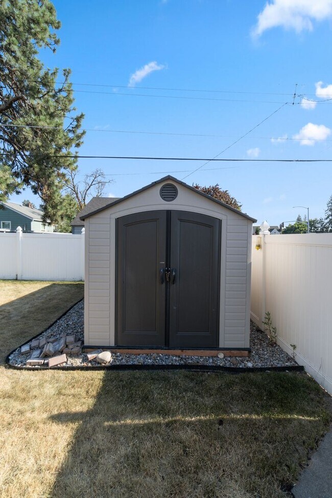 Building Photo - 2527 W Walton Ave