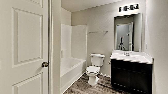Building Photo - Very nice 3 Bedroom 2 Bath Home in Yukon S...