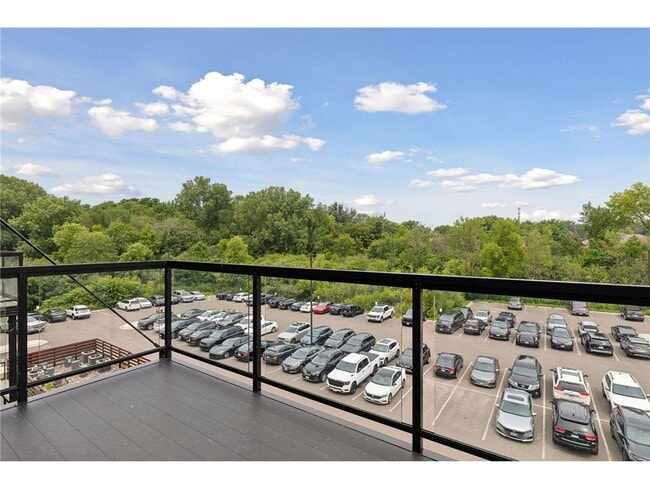 Building Photo - 253 Lake St E