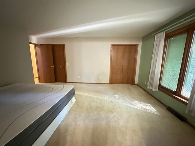 Building Photo - Large Home in Forest Hills School District