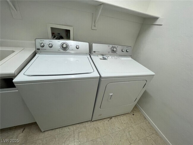 Building Photo - 2668 Dirleton Pl