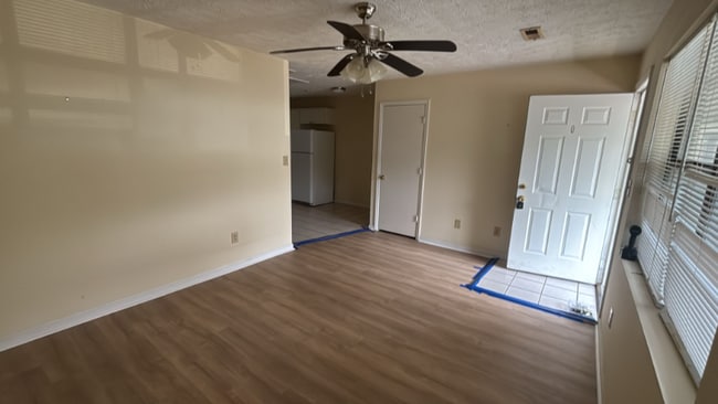 Building Photo - 1223 Shalom Dr