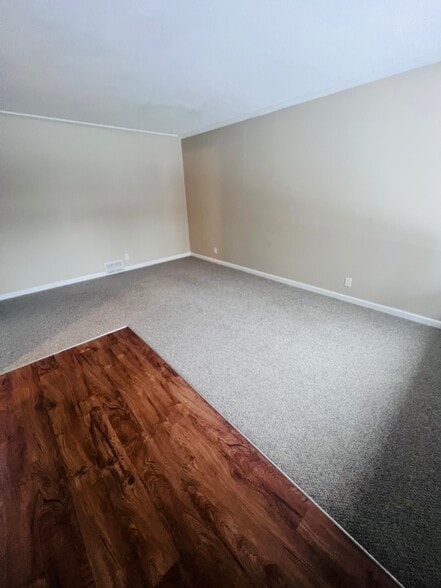 Building Photo - 607 38th Ave NE