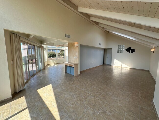 Building Photo - Stunning Home with Breathtaking Golf Cours...
