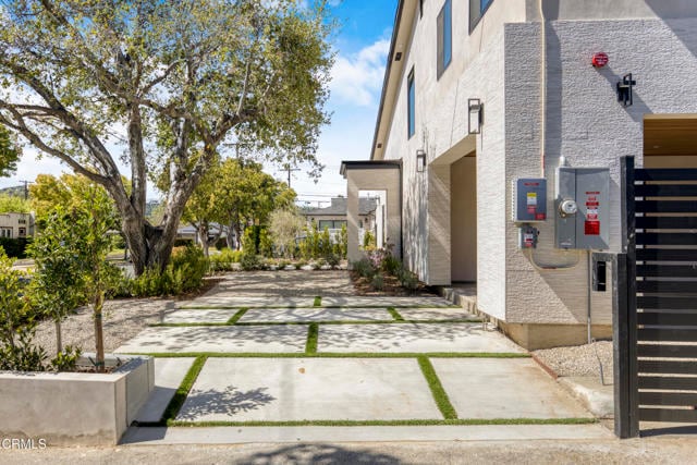 Building Photo - 611 W Claremont St