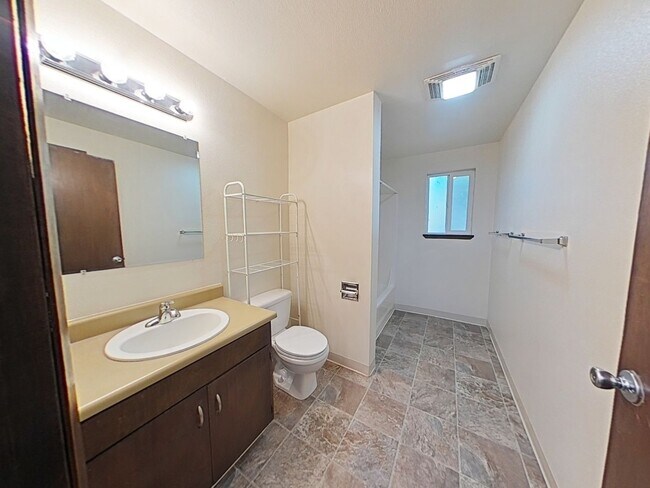 Building Photo - 3 Bedroom Duplex ~ Close to 9th Street ~ P...